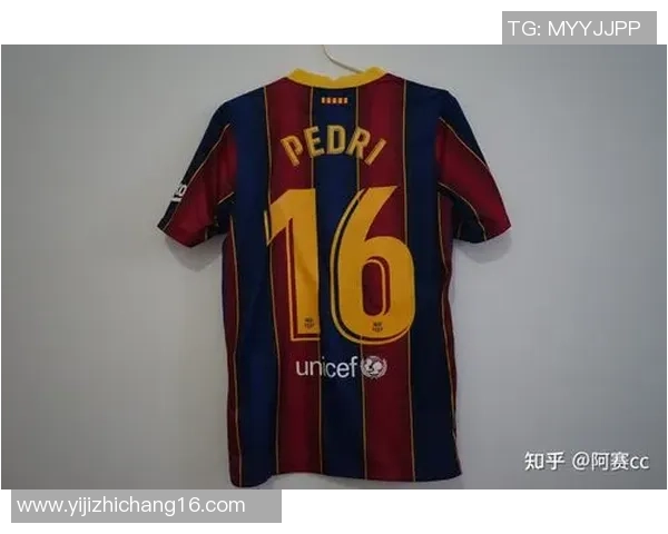 足球足球衣的选择与搭配技巧助你成为球场上的焦点